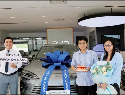 Khách hàng nhận xe BYD tại BYD OWAY Đà Nẵng
