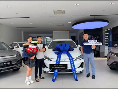 Khách hàng nhận xe BYD tại BYD OWAY Đà Nẵng