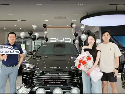 Khách hàng nhận xe BYD tại BYD OWAY Đà Nẵng