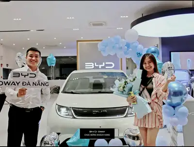 Khách hàng nhận xe BYD tại BYD OWAY Đà Nẵng