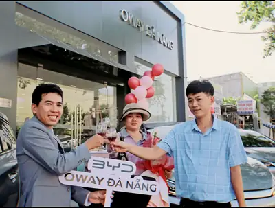 Khách hàng nhận xe BYD tại BYD OWAY Đà Nẵng