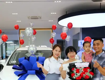 Khách hàng nhận xe BYD tại BYD OWAY Đà Nẵng