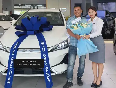 Khách hàng nhận xe BYD tại BYD OWAY Đà Nẵng