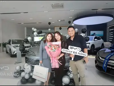 Khách hàng nhận xe BYD tại BYD OWAY Đà Nẵng