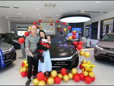 Khách hàng nhận xe BYD tại BYD OWAY Đà Nẵng