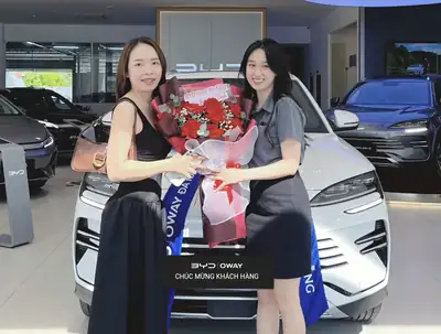 Khách hàng nhận xe BYD tại BYD OWAY Đà Nẵng