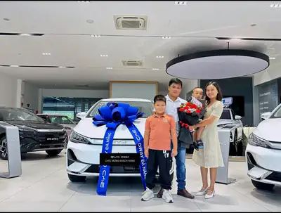 Khách hàng nhận xe BYD tại BYD OWAY Đà Nẵng