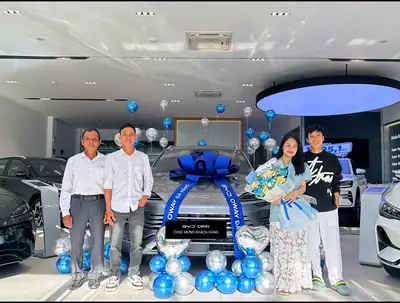 Khách hàng nhận xe BYD tại BYD OWAY Đà Nẵng