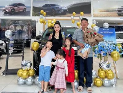 Khách hàng nhận xe BYD tại BYD OWAY Sài Gòn