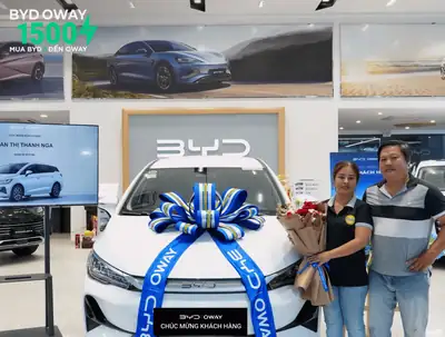 Khách hàng nhận xe BYD tại BYD OWAY Sài Gòn