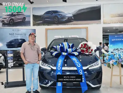 Khách hàng nhận xe BYD tại BYD OWAY Sài Gòn