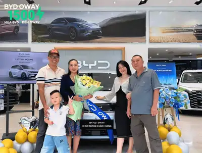 Khách hàng nhận xe BYD tại BYD OWAY Sài Gòn