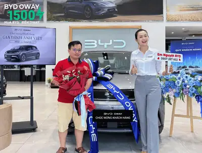 Khách hàng nhận xe BYD tại BYD OWAY Sài Gòn