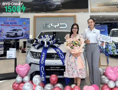 Khách hàng nhận xe BYD tại BYD OWAY Sài Gòn