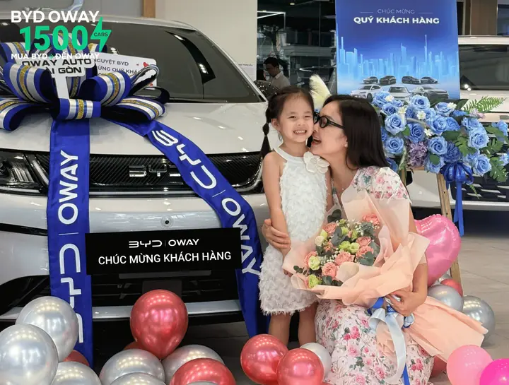 Khách hàng nhận xe BYD tại BYD OWAY