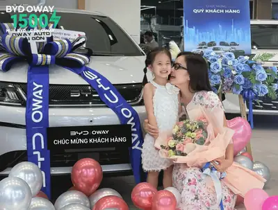 Khách hàng nhận xe BYD tại BYD OWAY Sài Gòn