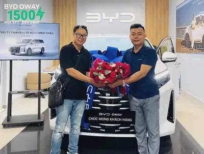Khách hàng nhận xe BYD tại BYD OWAY Sài Gòn