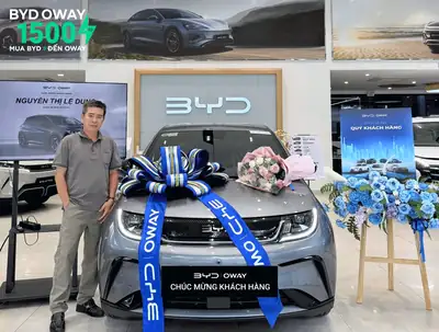 Khách hàng nhận xe BYD tại BYD OWAY Sài Gòn