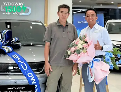 Khách hàng nhận xe BYD tại BYD OWAY Sài Gòn