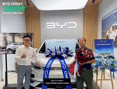 Khách hàng nhận xe BYD tại BYD OWAY Sài Gòn