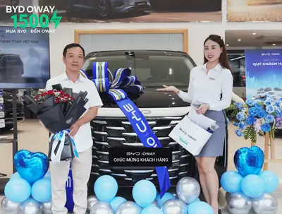 Khách hàng nhận xe BYD tại BYD OWAY Sài Gòn