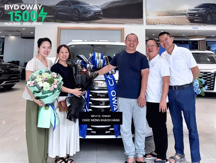 Khách hàng nhận xe BYD tại BYD OWAY