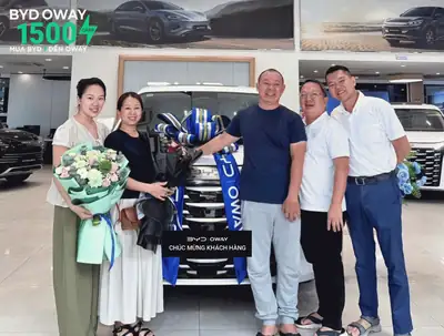 Khách hàng nhận xe BYD tại BYD OWAY Sài Gòn