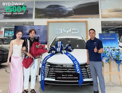 Khách hàng nhận xe BYD tại BYD OWAY Sài Gòn