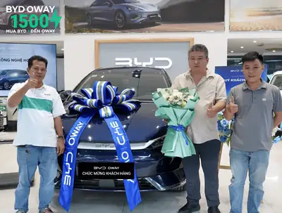 Khách hàng nhận xe BYD tại BYD OWAY Sài Gòn