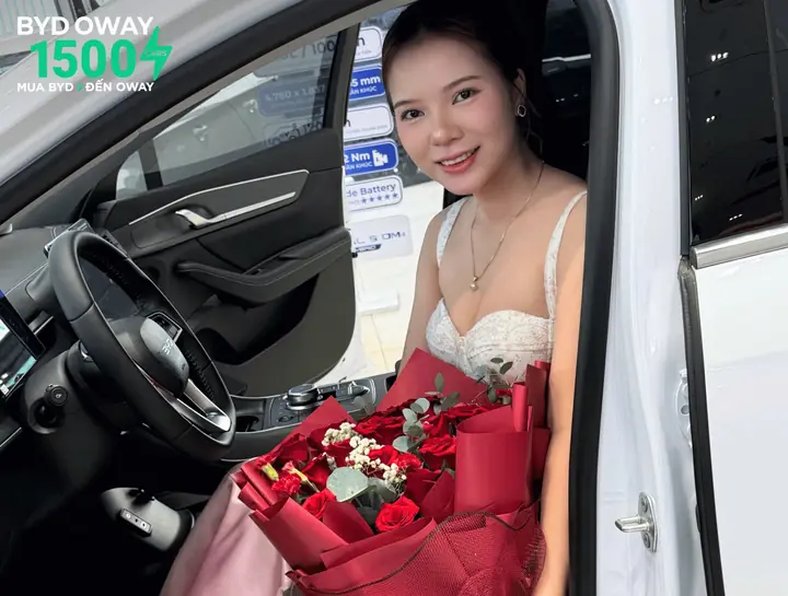 Khách hàng trong chiếc xe BYD mới nhận