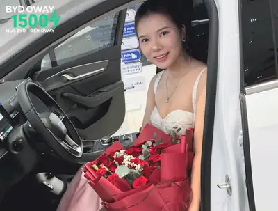Khách hàng nhận xe BYD tại BYD OWAY Sài Gòn