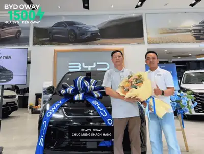 Khách hàng nhận xe BYD tại BYD OWAY Sài Gòn