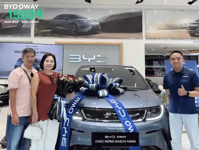 Khách hàng nhận xe BYD tại BYD OWAY Sài Gòn
