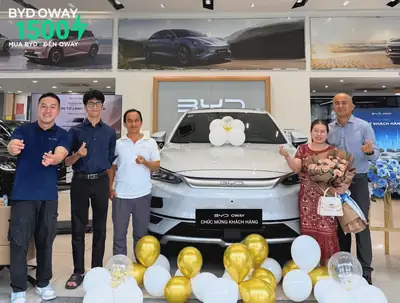 Khách hàng nhận xe BYD tại BYD OWAY Sài Gòn