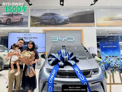 Khách hàng nhận xe BYD tại BYD OWAY Sài Gòn