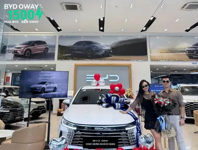 Khách hàng nhận xe BYD tại BYD OWAY Sài Gòn