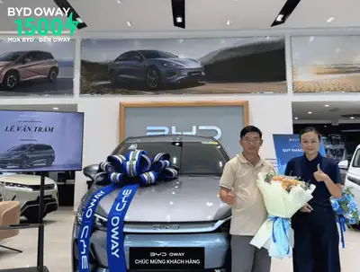 Khách hàng nhận xe BYD tại BYD OWAY Sài Gòn