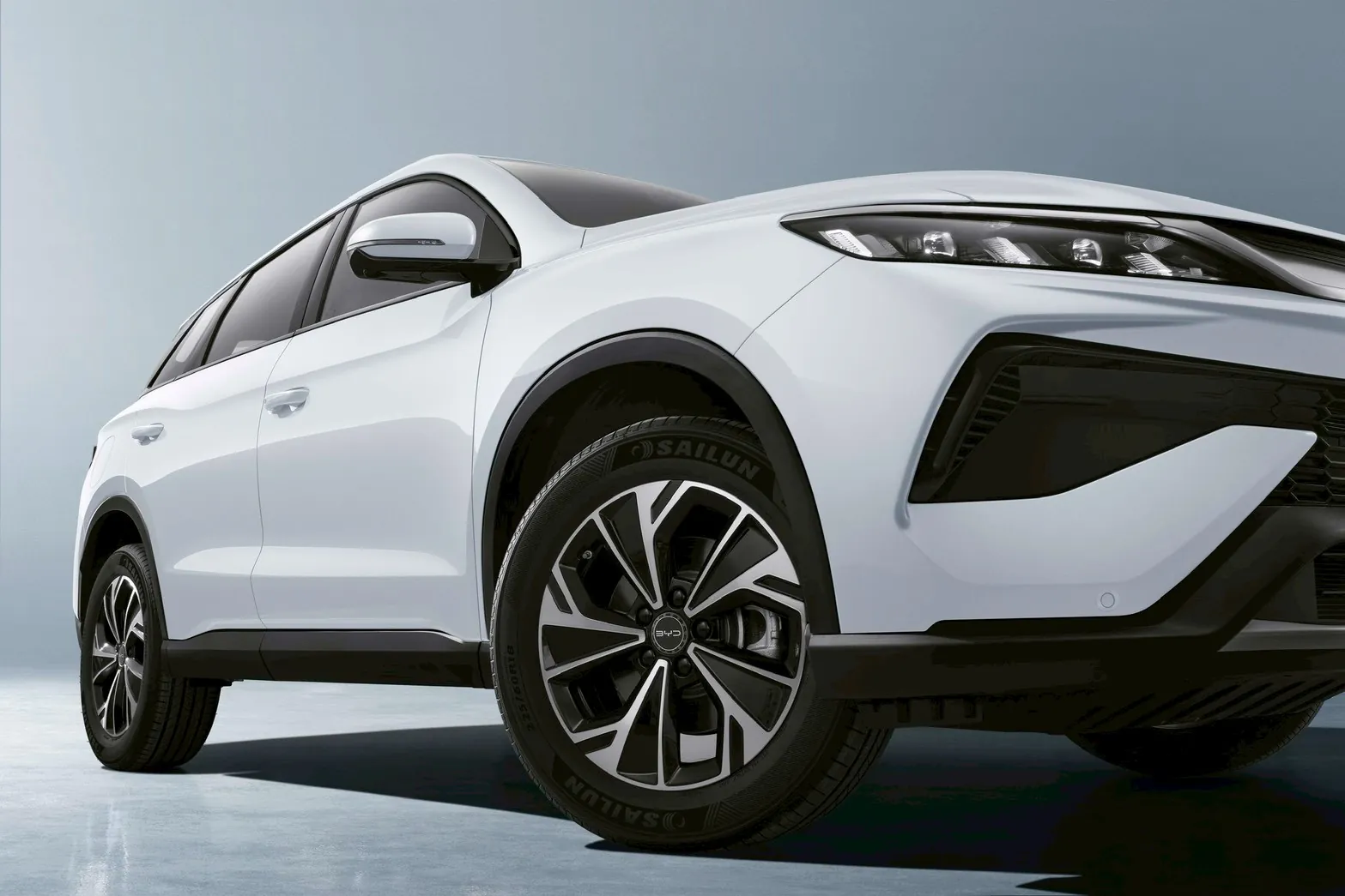 Mâm hợp kim 18 inch hai tông màu trên BYD Sealion 5