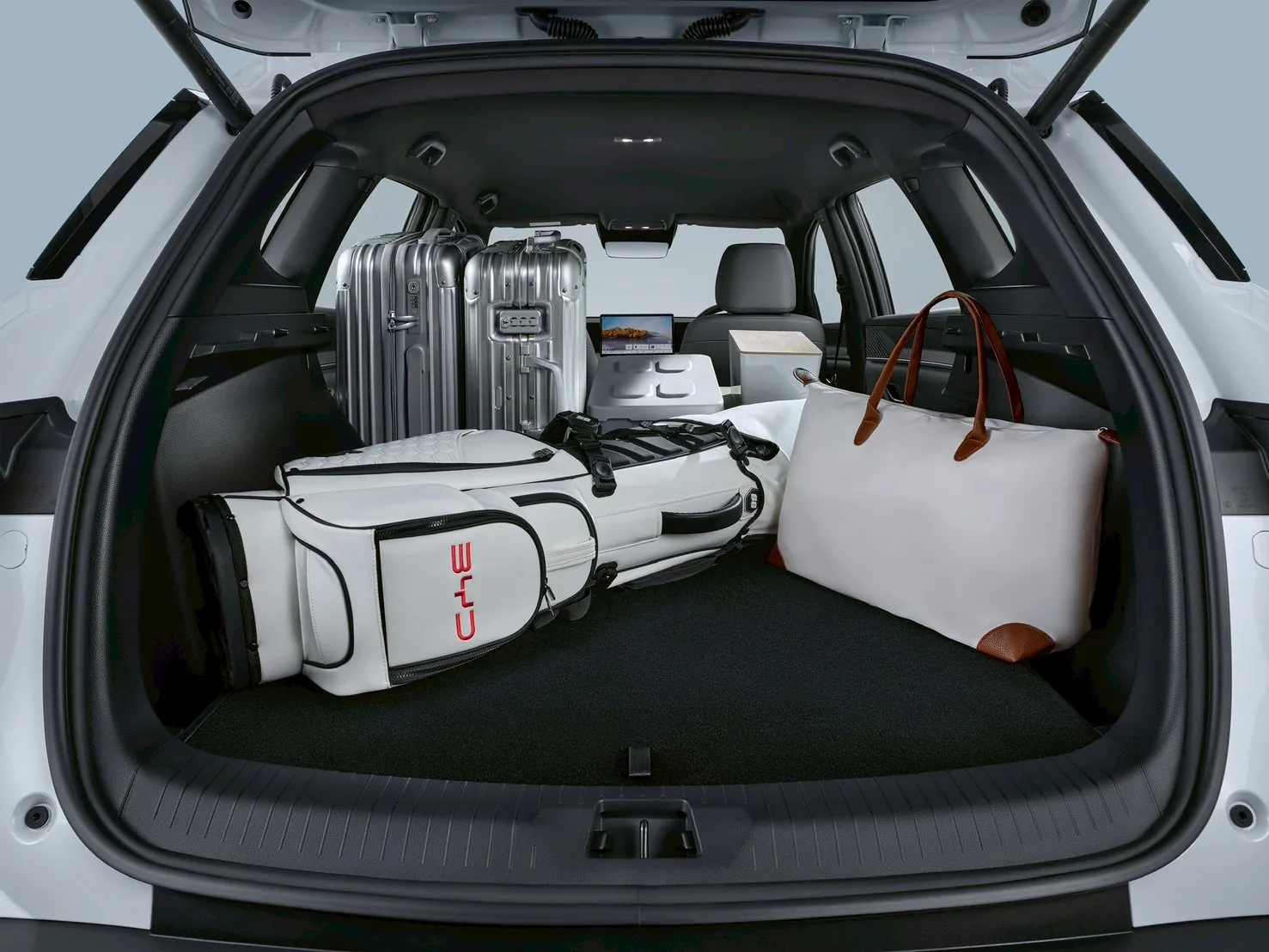 Khoang hành lý BYD Sealion 5 chứa vali và túi golf